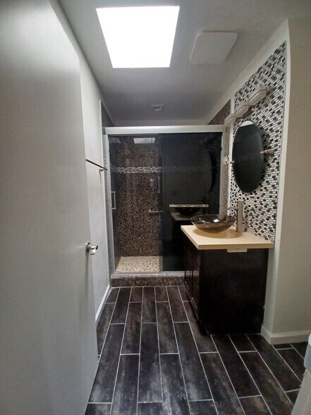 Toilet & bath - 1111 Central Ave