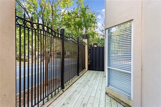 Building Photo - 209 14th St NE