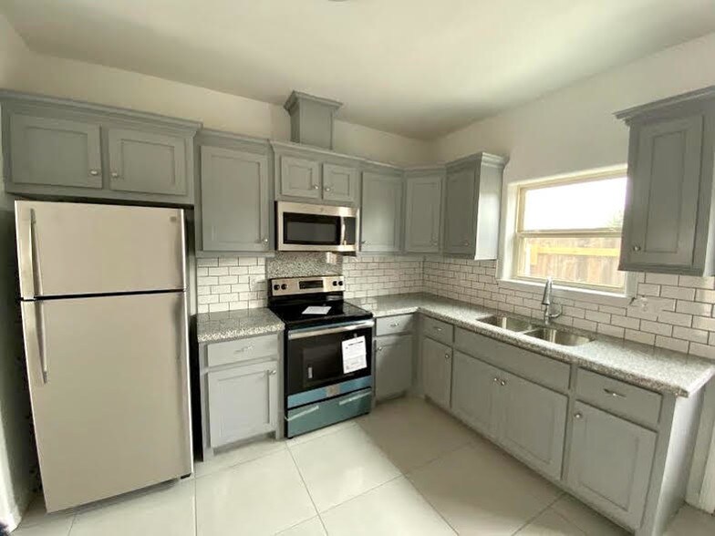 Building Photo - 1914 Bahamas Dr