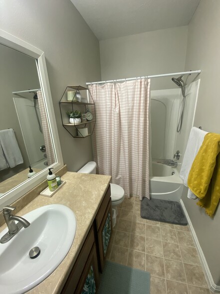 Guest Bath - 753 W Club Oaks Dr