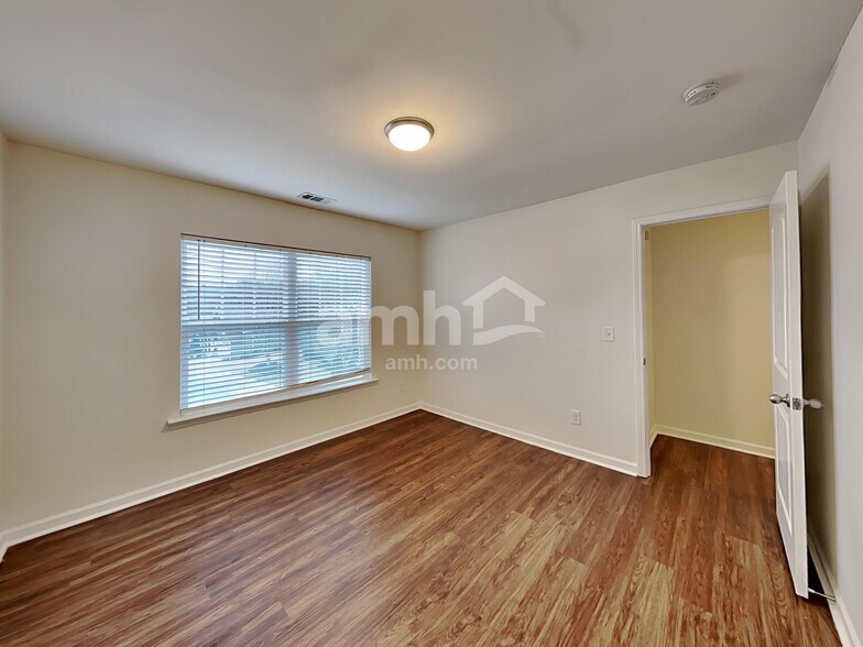 Building Photo - 323 Stoney Hollow Rd