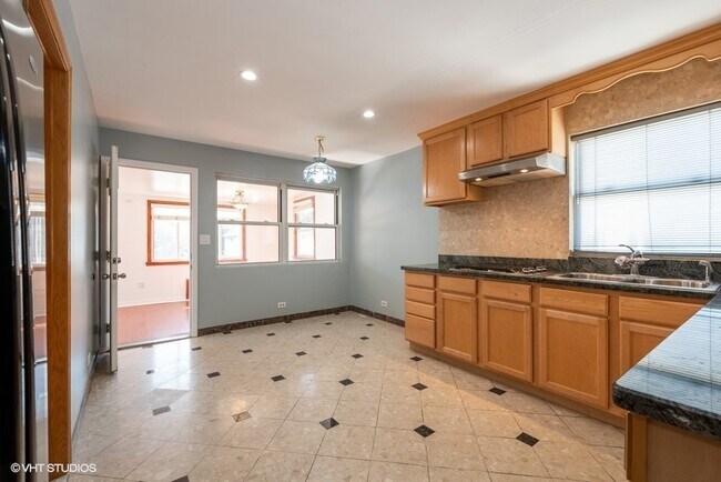 Building Photo - 1835 W Berteau Ave