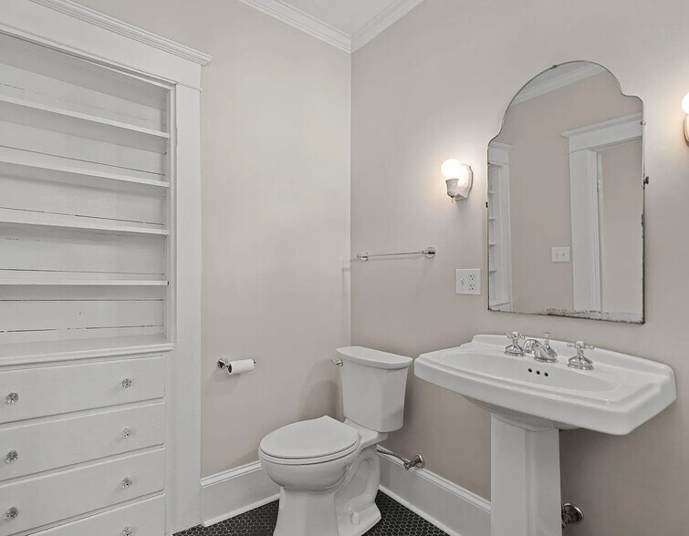 Main Bathroom - 1904 Wolcott Ave
