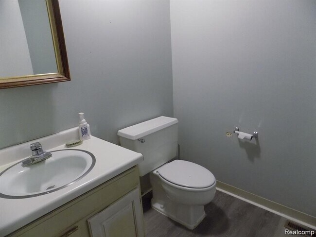 Building Photo - 515 Oakbrook Cir