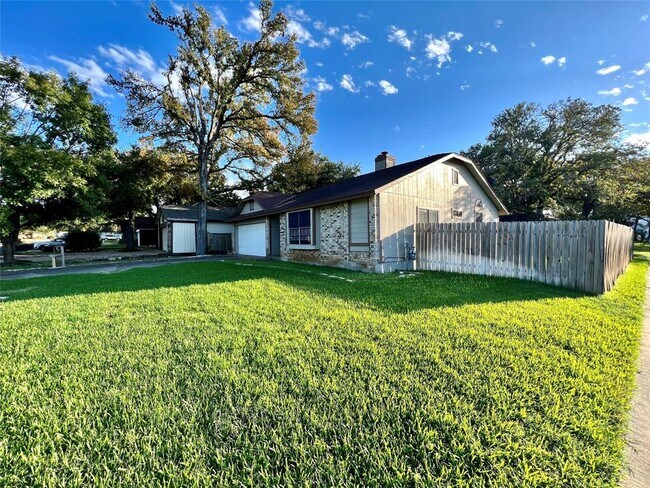 Building Photo - 3401 Larkspur Way