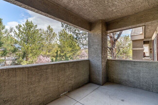 Building Photo - Beautiful 2-bedroom, 2 bath Condo in Gated...