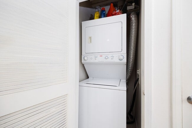 Building Photo - Modern Studio in Park Terrace | Water Included!