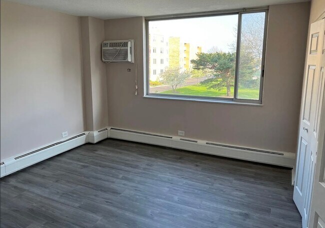 Building Photo - 2211 S Stewart Ave