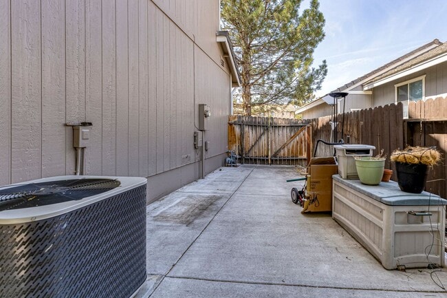 Building Photo - Fully Furnished Modern Home With Great Location