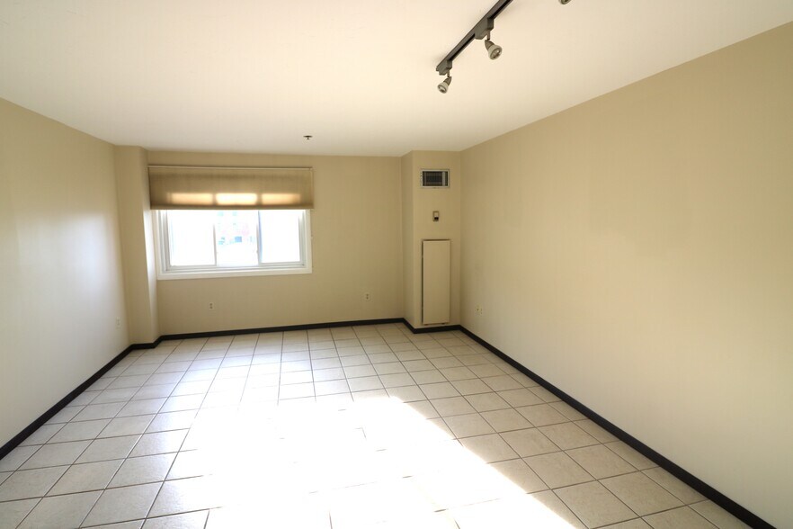 Building Photo - 44 Elm St