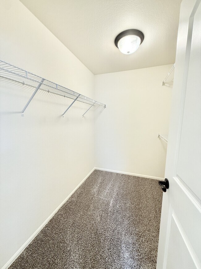 Building Photo - 906 Ashbrook Dr