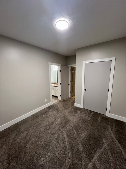 Building Photo - 704 W 15th St