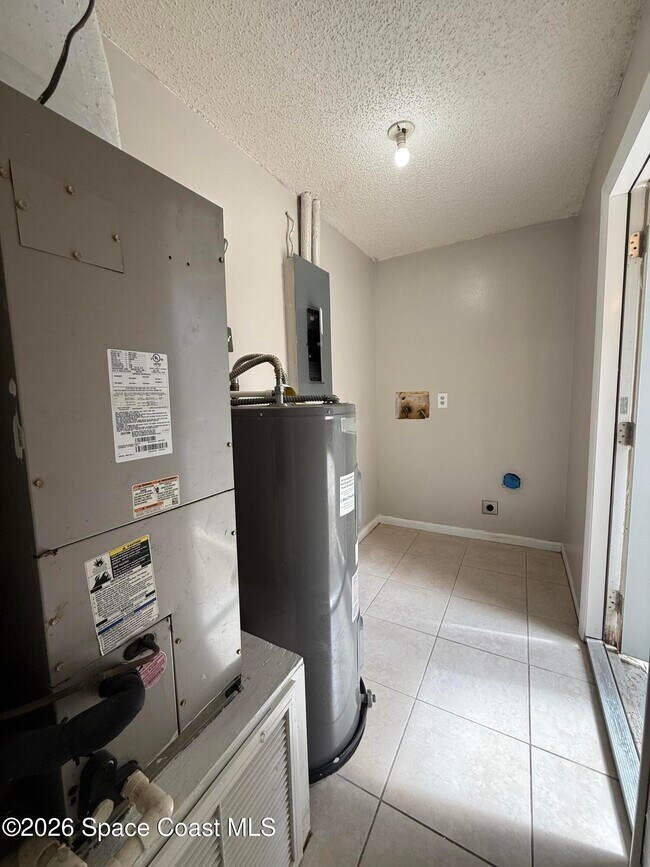 Building Photo - 324 Bay Ave