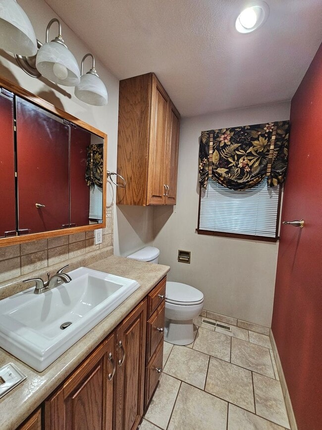 Building Photo - 3 bedroom 2 bath with additional lower lev...