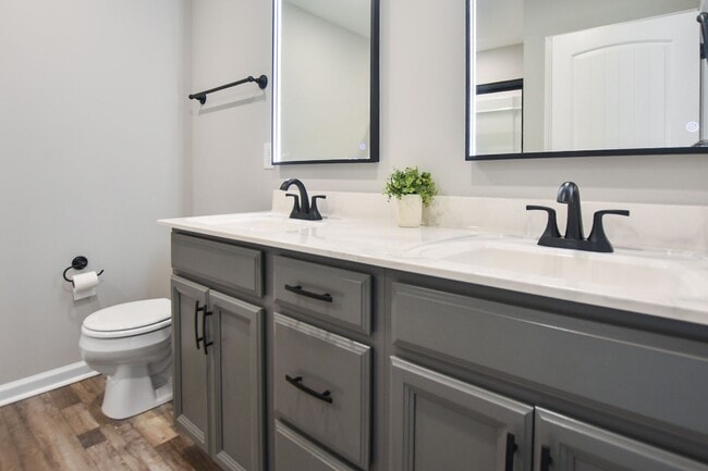 Building Photo - Pet Friendly Three Bedroom!