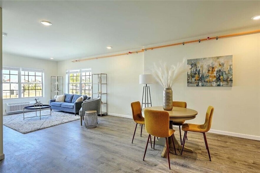 Primary Photo - 327 Pine St