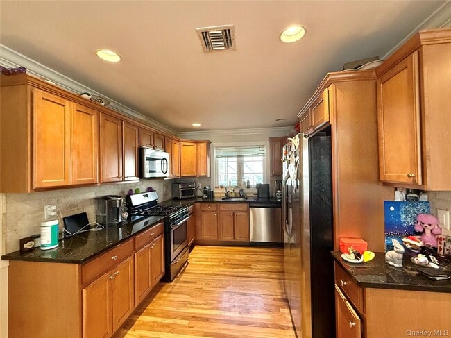 Building Photo - 30 Sintsink Dr E