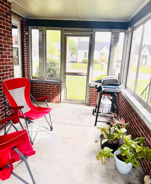 Building Photo - 218 E 24th St