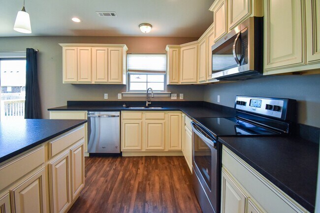 Building Photo - Stunning 3 bedroom, 2 bathroom Home available in Prairie Grove!