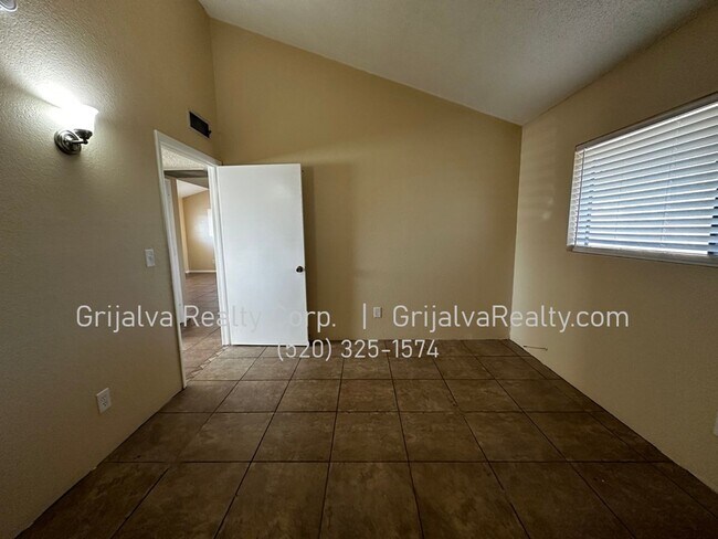 Building Photo - 2020 N Madelyn Ave