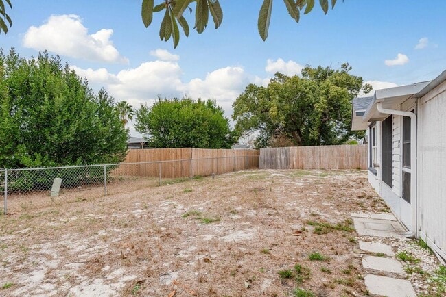 Building Photo - 10521 Oak Hill Dr