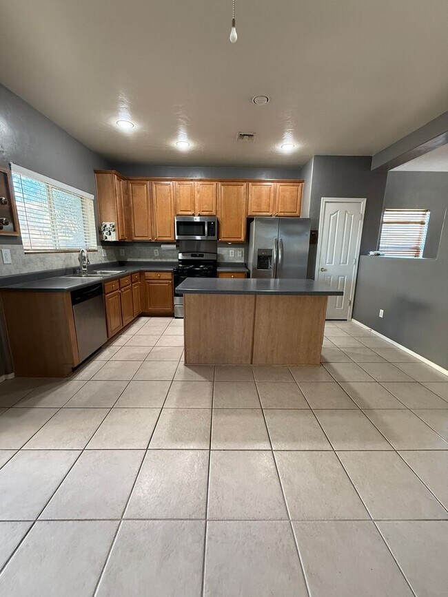 Building Photo - Beautiful 3-bed, 2-bath corner lot home in the desirable Riverhaven Community