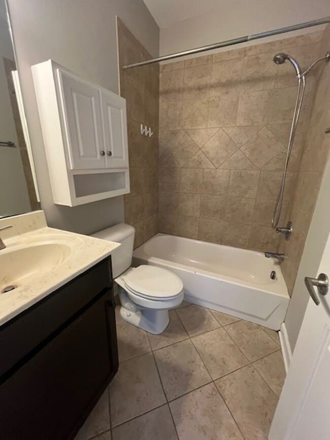 Building Photo - Beautiful modern upstairs condo with 2 full baths! Pet-friendly, with generous parking!