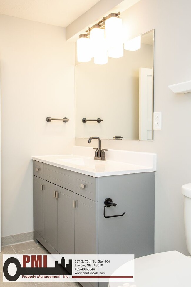 Building Photo - 820 S 38th St