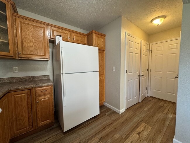 Building Photo - 3 bedroom, 2.5 bathroom duplex located clo...