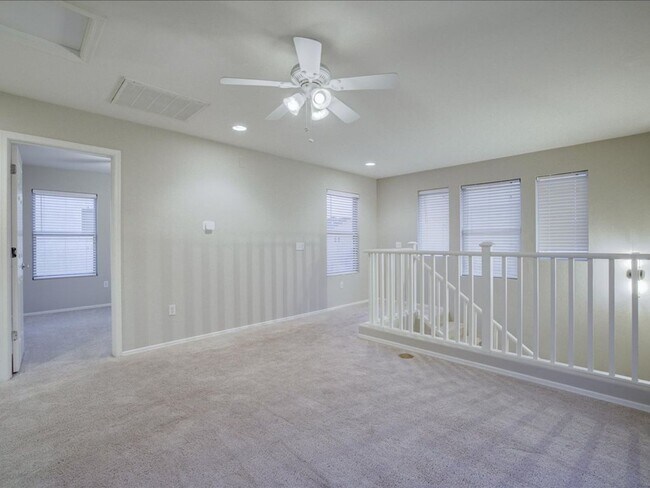 Building Photo - 2 Bedroom, 2.5 Bath