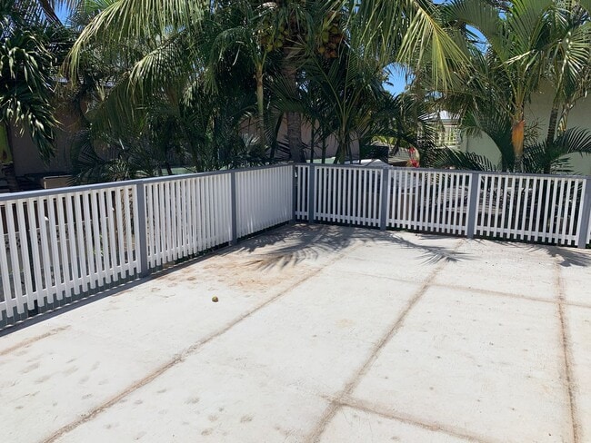 Building Photo - Great Kahana Home- 50 yards to the beach!