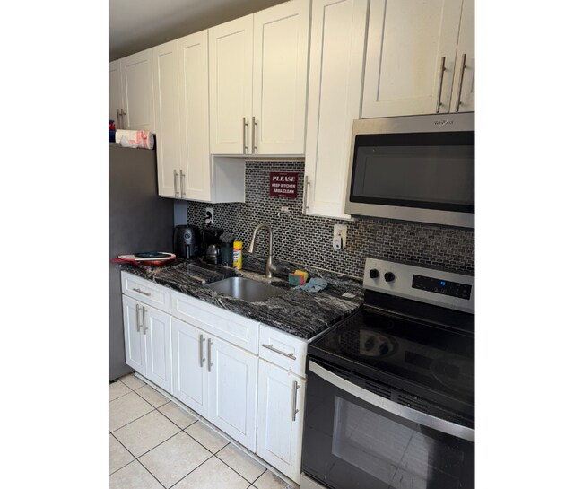 Building Photo - 3445 Juneway-2 AVAILABLE $500 2