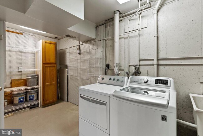 Building Photo - 4214 Embassy Park Dr NW