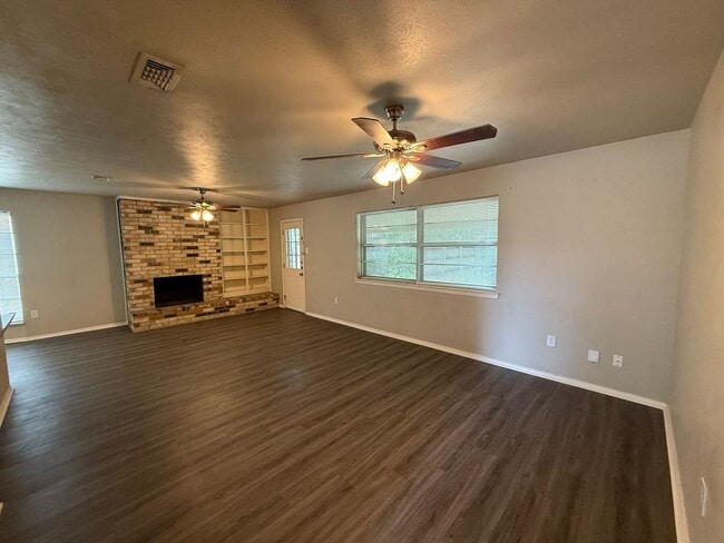 Building Photo - 3 Bed | 2 Bath | 2-Car Garage + Carport – ...