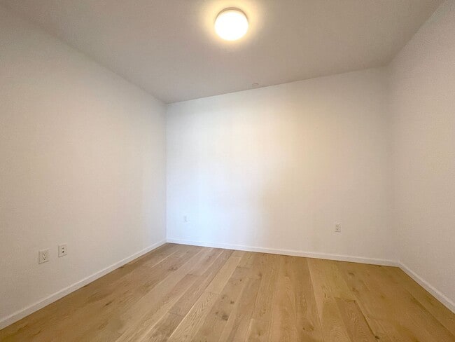 Building Photo - Spacious Vista Pearl Condo with Bonus Den,...