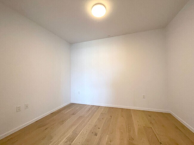 Building Photo - Spacious Vista Pearl Condo with Bonus Den, Stunning Views and Fabulous Amenities