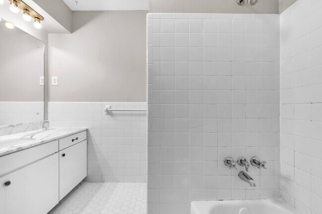 Building Photo - Newly Renovated 4-Bedroom Home in Germanto...