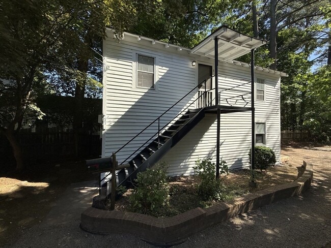 Building Photo - Private Garage Apartment!