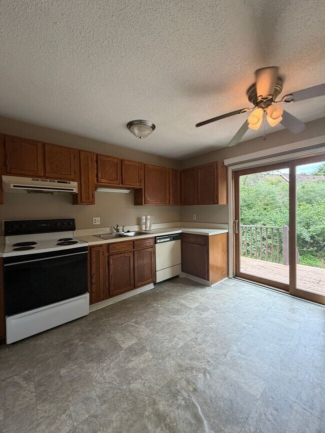 Building Photo - 220 Adams Ln