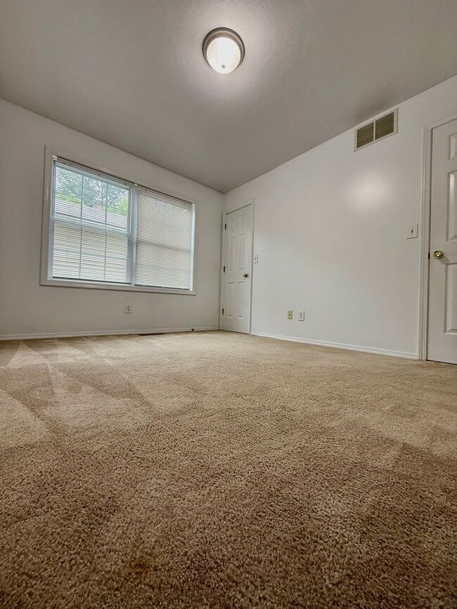 Building Photo - Price Reduction 3 Bedroom Available August...