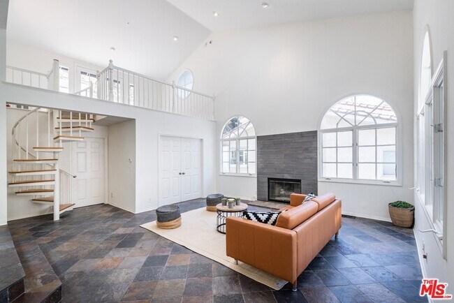 Building Photo - 8032 Willow Glen Rd