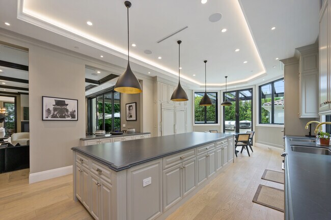 Building Photo - 517 N Camden Dr