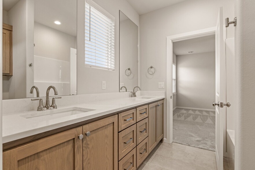 Building Photo - 319 W Commercial St