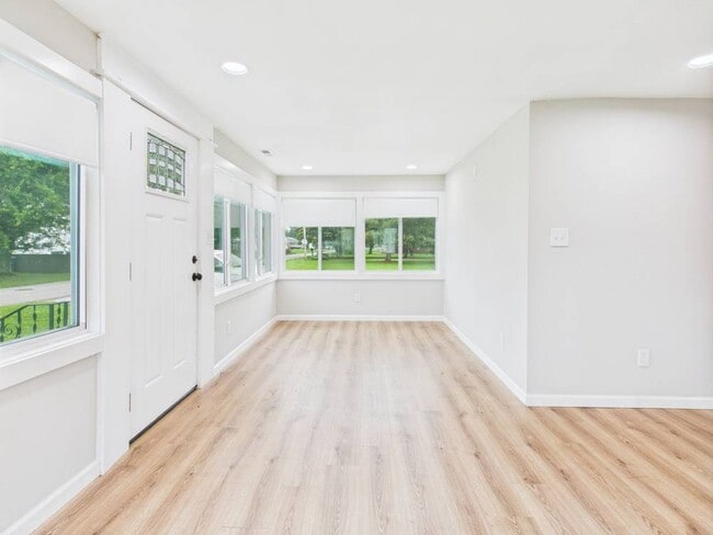 Building Photo - Beautiful 3 Bedroom 2 Bathroom 1 car Garag...