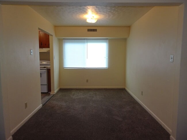 Building Photo - 2 Bedrooms 1 Baths Apartment Rental in Parkview area Newport News