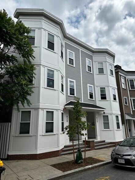 Building Photo - 825 E 2nd St