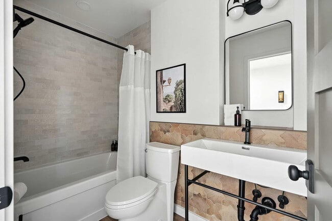 Building Photo - 925 NE 23rd Ave