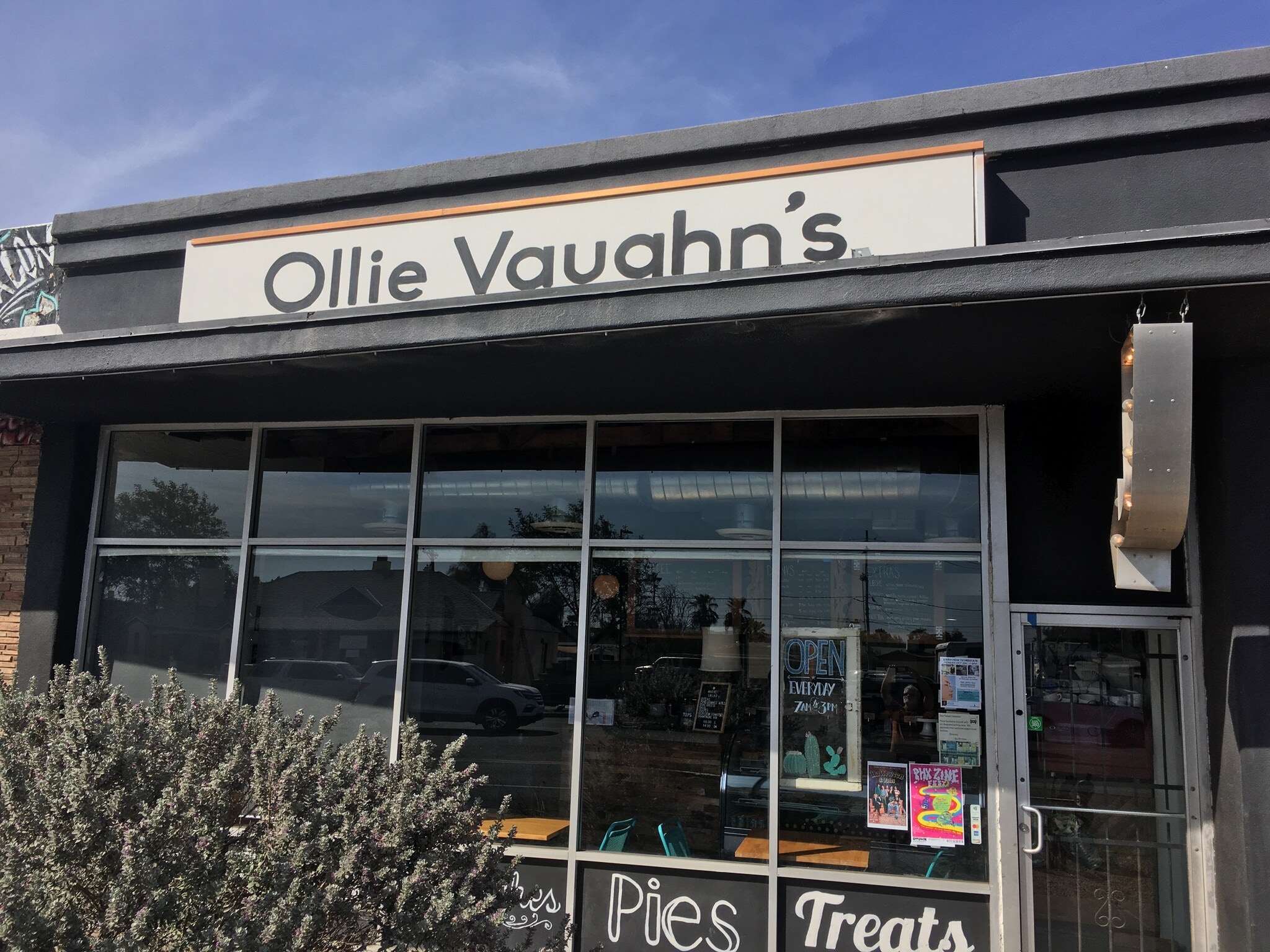 Building Photo - 1534 E Culver St