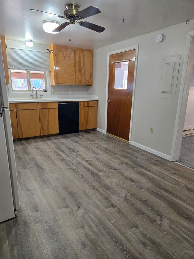 Building Photo - Three Bedroom Home - Single Car Attached Garage - in Townsend!