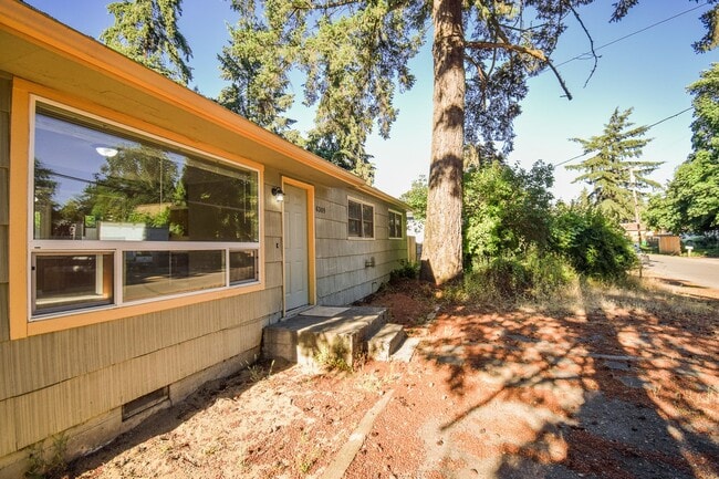 Building Photo - 3 Bedroom 1Bath House, Quiet neighborhood with park across the street